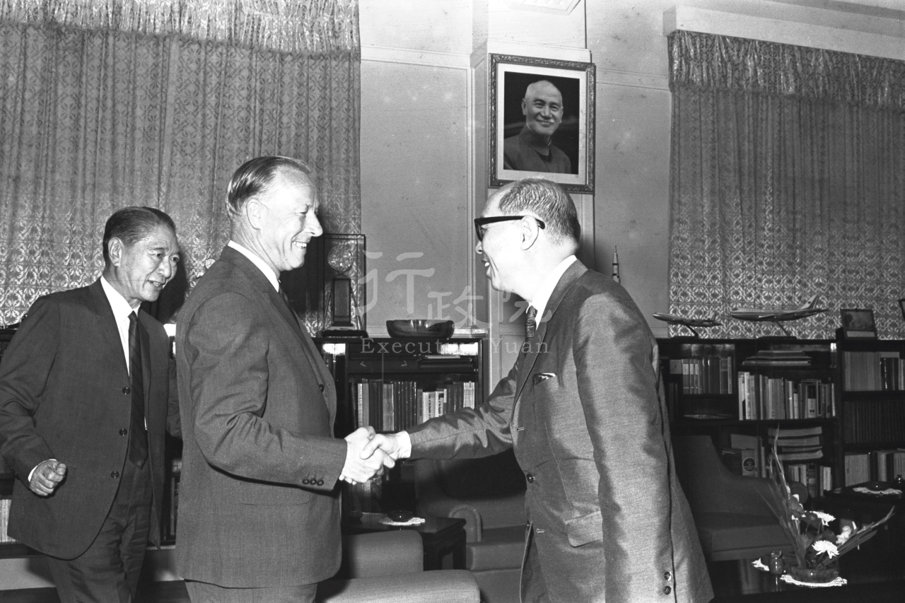 1969年7月1日嚴家淦院長接見澳大利亞聯邦眾議員巴納德先生 共1張 　共1張