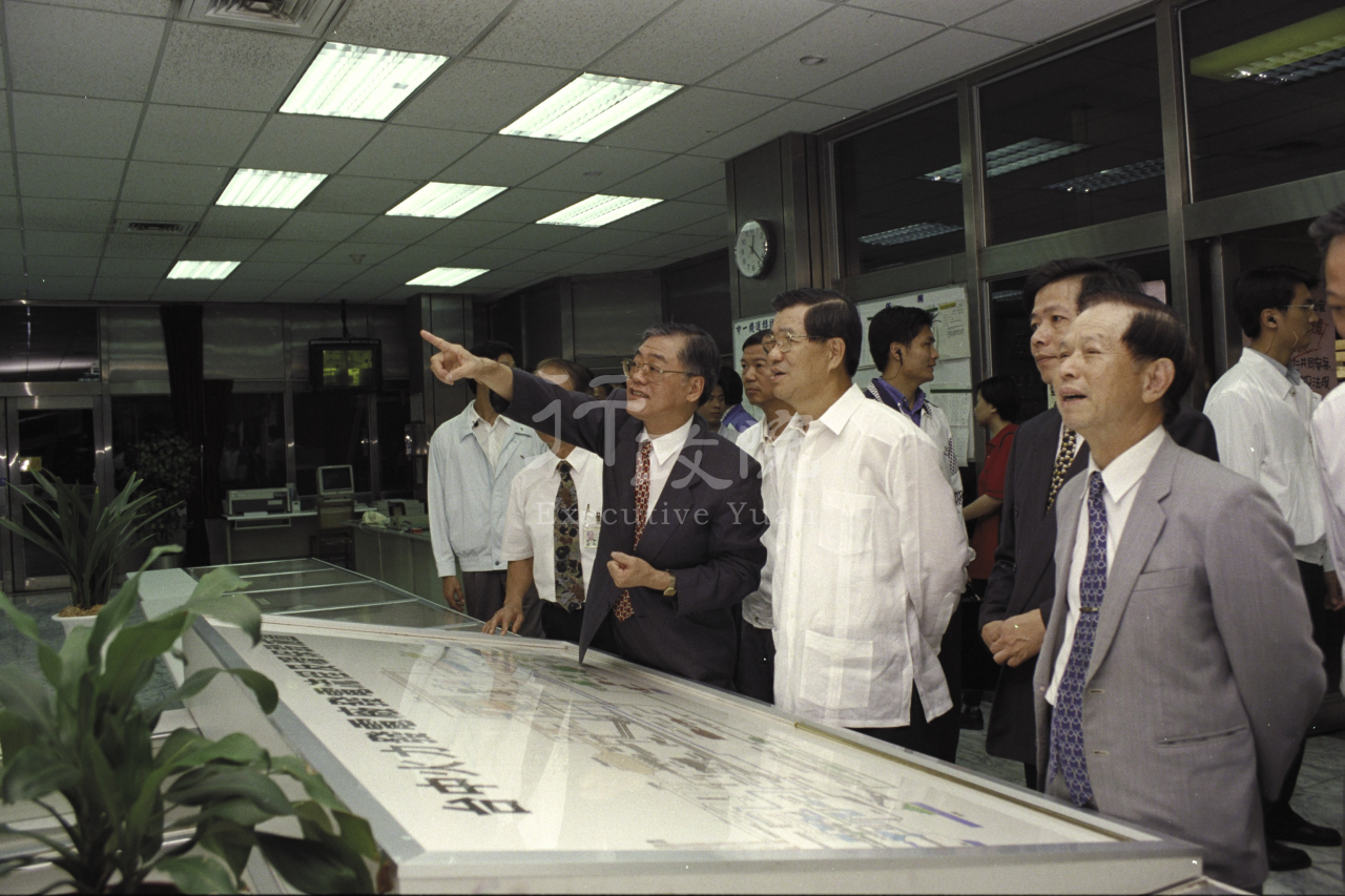 1998年6月30日行政院長蕭萬長巡視台中火力發電廠 共1張 　共1張