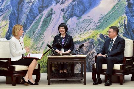 2025年4月14日行政院長卓榮泰接見英國在台辦事處包瓊郁代表一行　共8張
