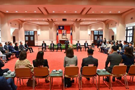 2025年10月30日行政院副院長鄭麗君接見金商獎中外得獎企業一行 　共8張