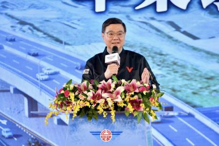 2025年11月22日行政院長卓榮泰出席「台61 線快速公路新北市-苗栗縣路段平交路口改善工程-新北段」動土祈福典禮 　共5張