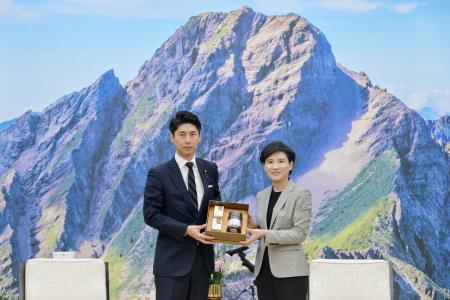 2024年7月16日行政院副院長鄭麗君接見日本自民黨台灣政策研究小組召集人鈴木馨祐眾議員 _4_　共4張