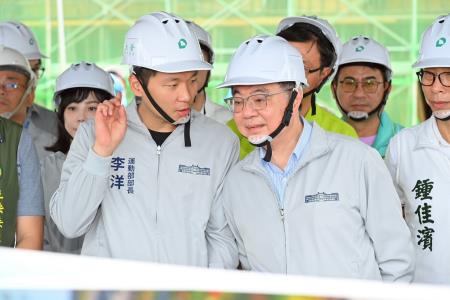 2026年5月16日行政院長卓榮泰視察屏東國際棒球場工程進度 　共6張