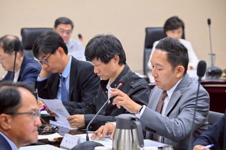2026年6月1日行政院長卓榮泰主持因應中東衝突民生安定專案會議 　共2張