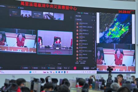2026年6月27日行政院秘書長張惇涵視導萬里溪堰塞湖中央災害應變中心 　共5張