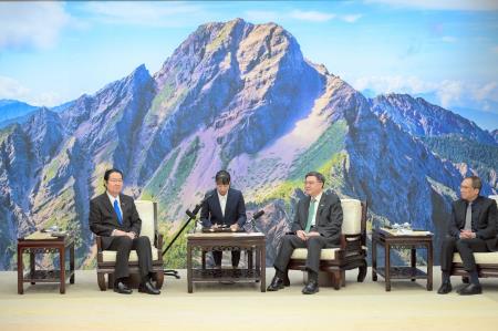 2026年3月25日行政院長卓榮泰接見「日本台灣親善協會」會長衛藤征士郎前眾議員一行 　共6張