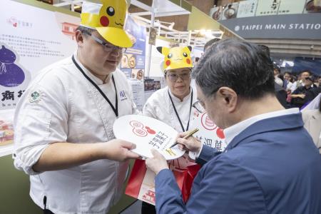 2026年9月5日行政院長卓榮泰出席「115年度九三敬軍優惠系列活動-英雄饗宴 飽家味國」展售會 　共10張