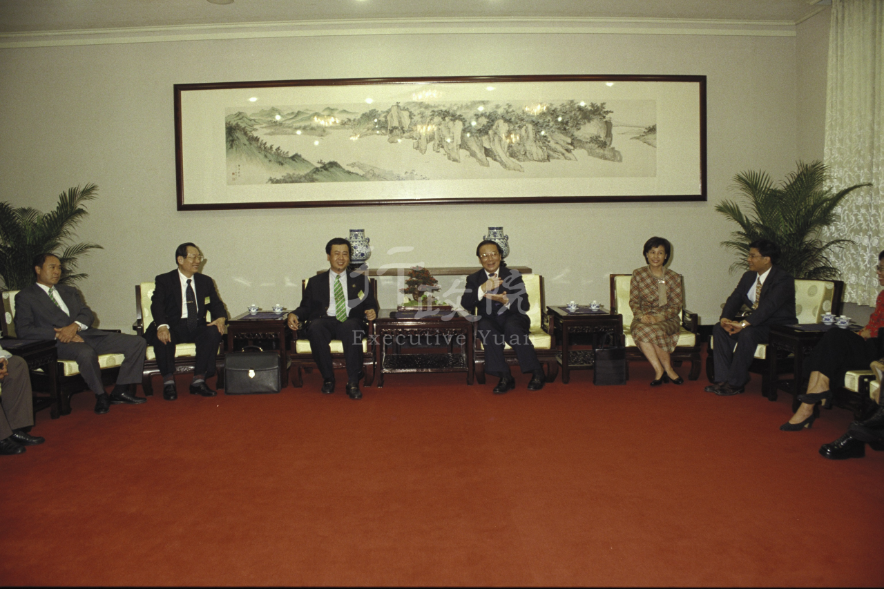 2000年10月19日行政院長張俊雄接見台南鄉親 共1張 　共1張