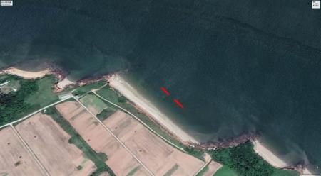 北山斷崖海灘「紅標」即為攔截網所在地方。（福建省政府參議陳永富提供）
