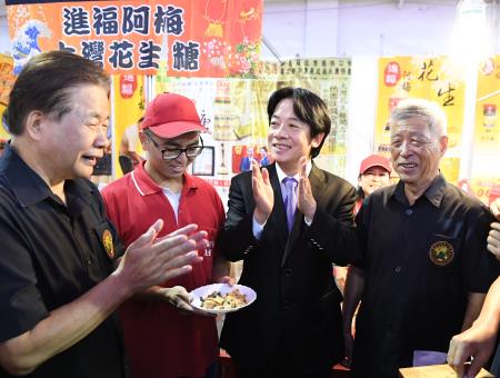 20181109-行政院長賴清德出席107年台南購物節暨商展開幕儀式-S__5742689　共7張