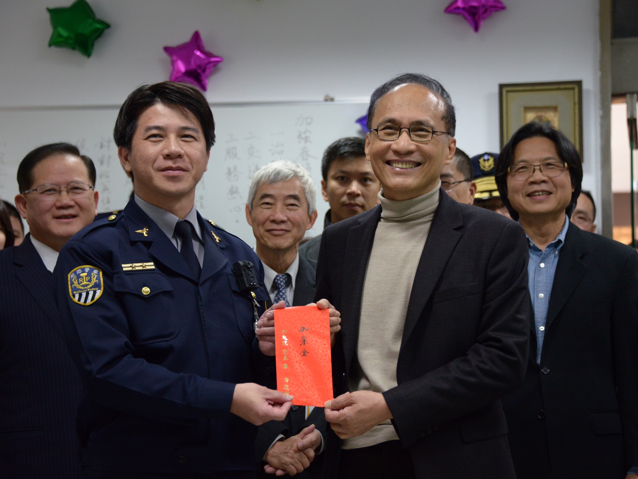 關心春節疏運情形 林揆期勉完備應變機制使民眾返鄉出遊平安順暢 　共8張