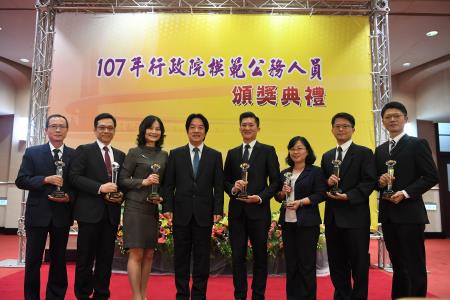 1071130行政院長賴清德出席「107年行政院模範公務人員頒獎典禮」_S__52584494.jpg