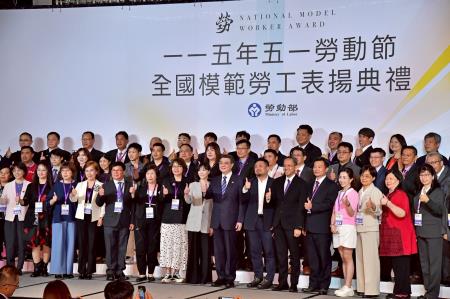 2026年4月29日行政院長卓榮泰出席115年紀念五一勞動節暨全國模範勞工表揚典禮 　共7張