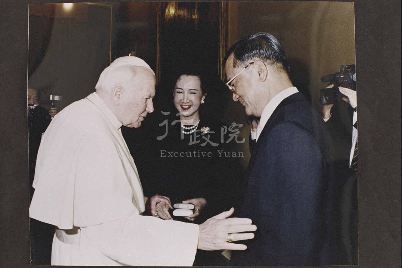 1997年1月22日翻拍連戰副總統兼行政院長覲見教宗若望保祿二世 共1張 　共1張