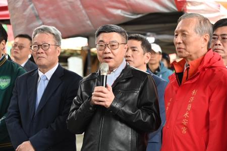 2025年1月31日_3行政院長卓榮泰永安宮參拜祈福及發福袋3