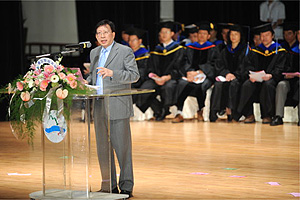 劉院長出席中山大學畢業典禮，勉勵畢業生將挑戰變成機會 　共1張