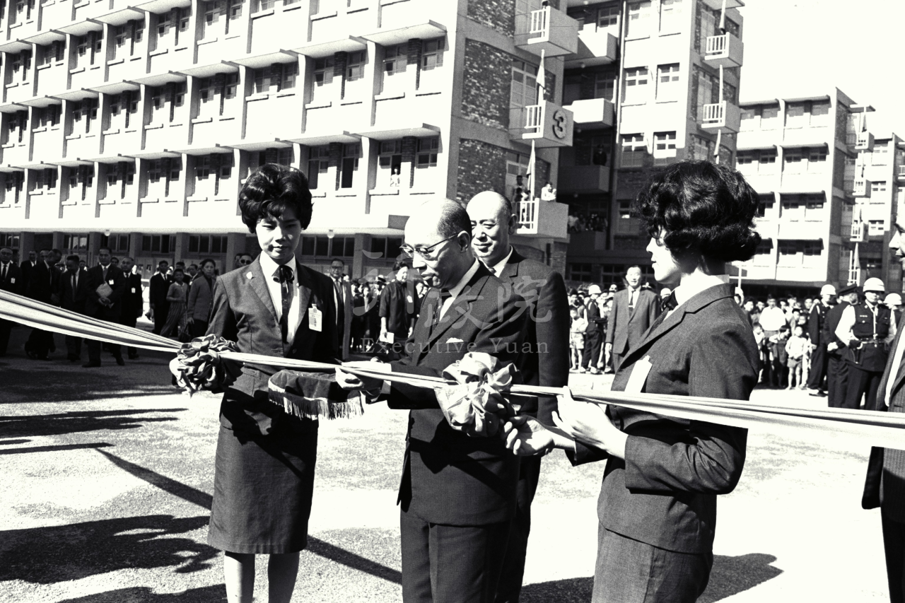 1964年11月29日嚴家淦院長主持南機場市民住宅落成典禮 共1張 　共1張
