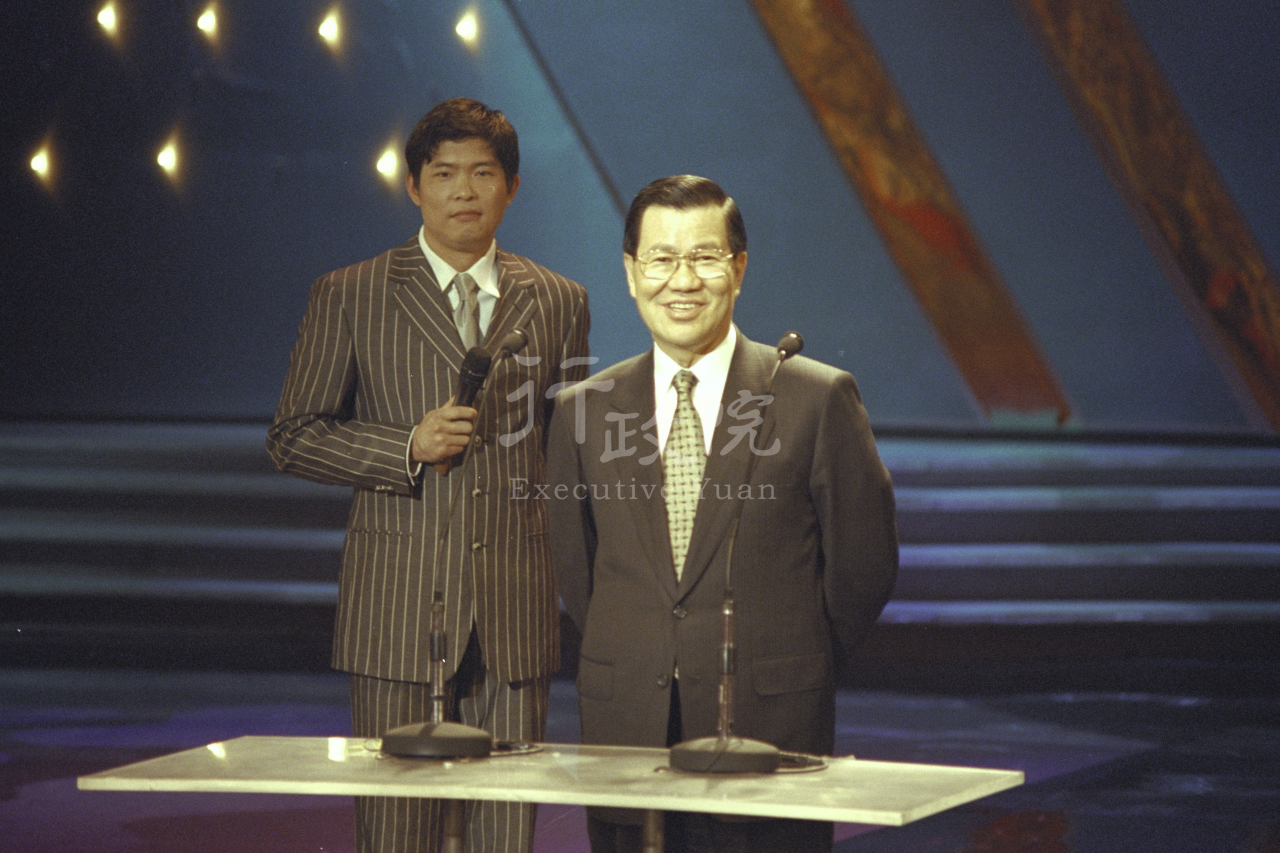 1999年3月31日行政院長蕭萬長參加金鐘獎頒獎典禮 共1張 　共1張