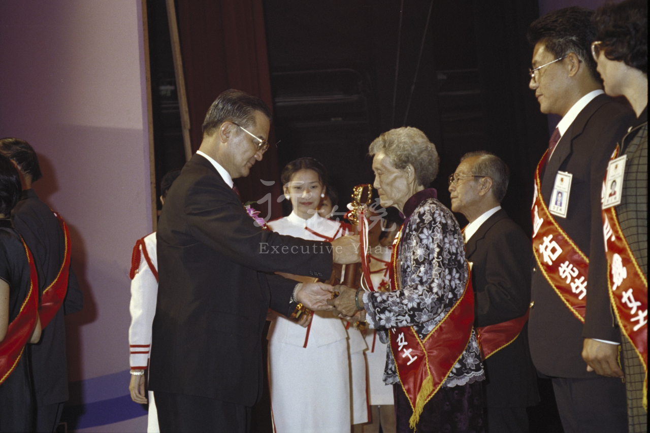 1996年10月22日連戰副總統兼行政院長參加八十五年好人好事大會頒獎典禮 共1張 　共1張