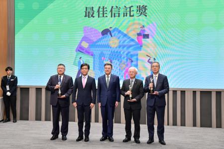 2024年8月29日行政院長卓榮泰出席「信託業推動信託2.0 計畫評鑑」第3期頒獎典禮。　共5張