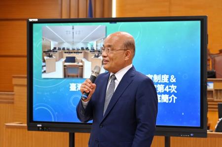 2022年8月16日行政院長蘇貞昌參訪新北地方法院國民法官模擬法庭　共3張