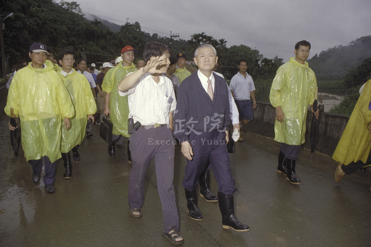 2000年8月3日唐飛院長巡視南投縣中寮鄉921災區重建工程 共1張 　共1張