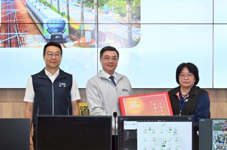 2025年10月3日行政院長卓榮泰視察114年中秋節連假鐵公路疏運辦理情形 　共8張