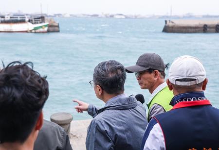 卓院長今（23）日視察「漁港建設」照片 共6張
