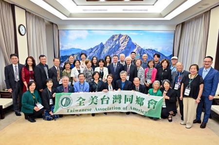 卓院長今（13）日接見「全美台灣同鄉會2024返台參訪團」一行照片 共6張　共6張