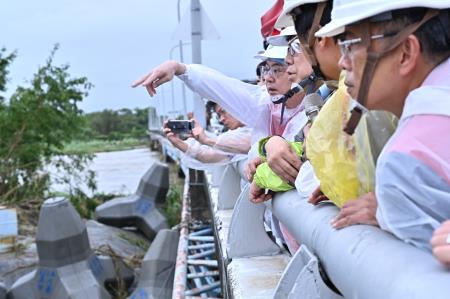 2024年7月26日行政院長卓榮泰視察臺南市後壁區八掌溪菁寮段溢堤搶修復原工程情形