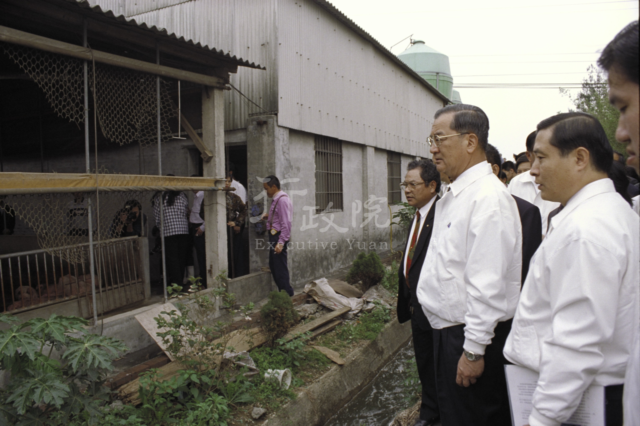 1997年3月21日連戰副總統兼行政院長巡視桃園病豬口蹄疫情況 共1張 　共1張