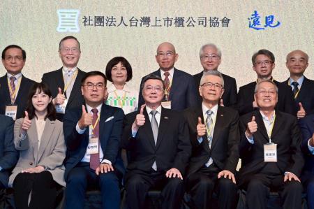 2025年12月9日行政院長卓榮泰出席「榮耀拾光 永續齊行 台灣企業永續驅動力論壇」 　共5張