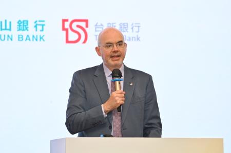 2026年6月12日行政院副院長鄭麗君出席「企業投資美國融資保證機制」出資意向書簽訂典禮 　共7張