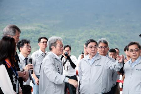 2026年5月29日行政院長卓榮泰視察馬太鞍溪堤防工程防汛整備情形 　共7張
