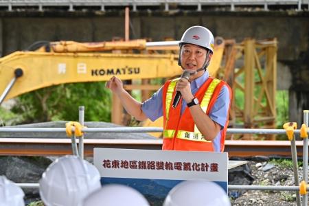 2024年10月26日行政院長卓榮泰視察花東地區鐵路雙軌電氣化計畫。　共10張