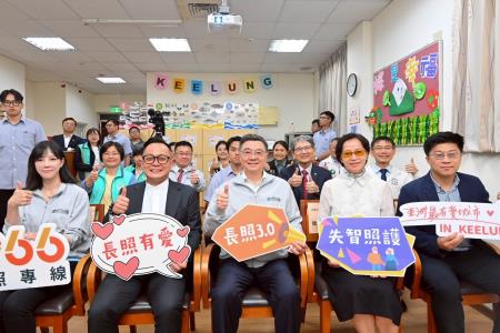 2026年6月10日行政院長卓榮泰訪視靈糧堂基隆市七堵失智症團體家屋 　共5張