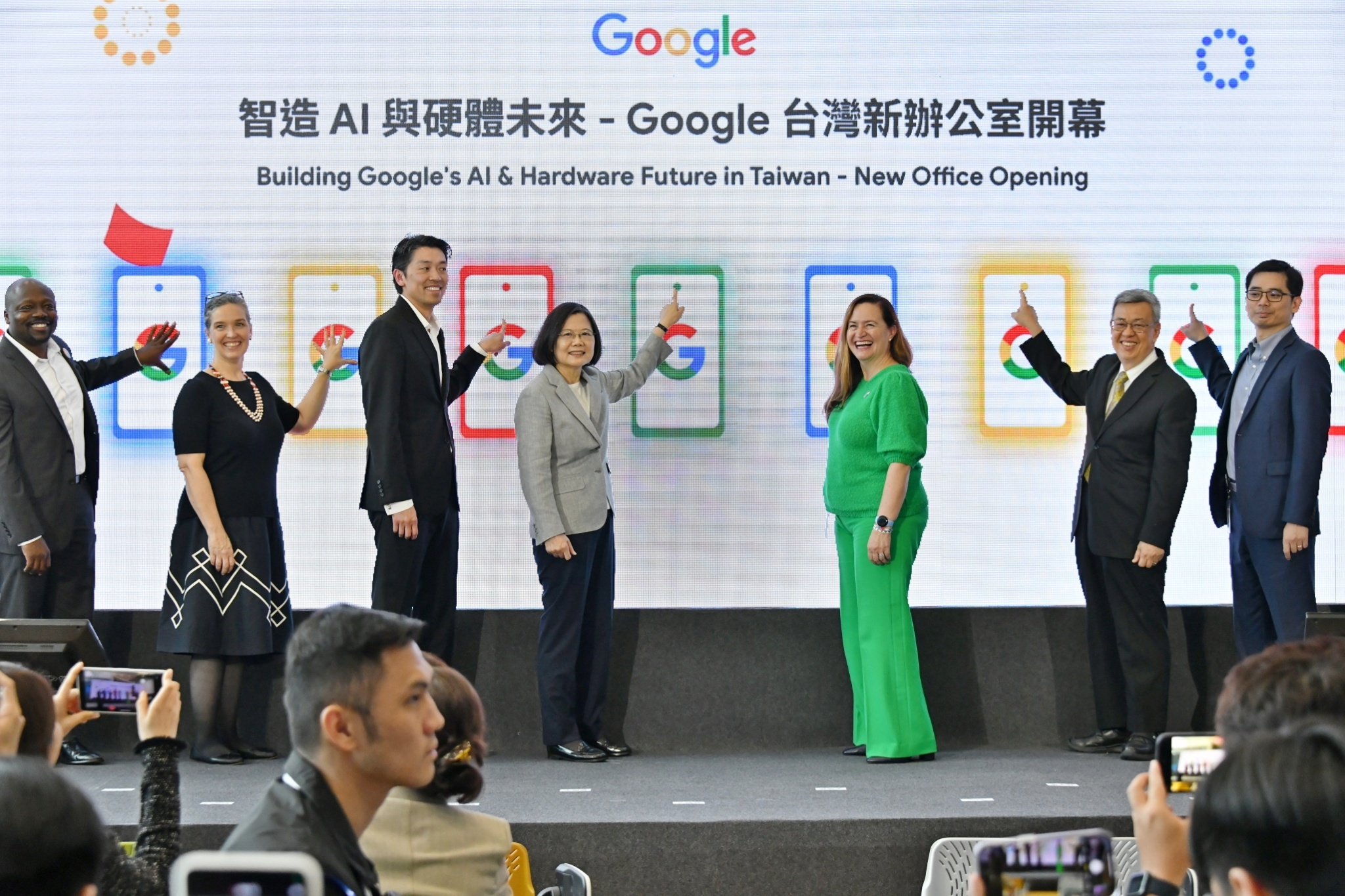 陳院長今(25)日出席「智造AI與硬體未來- Google台灣新辦公室開幕」照片