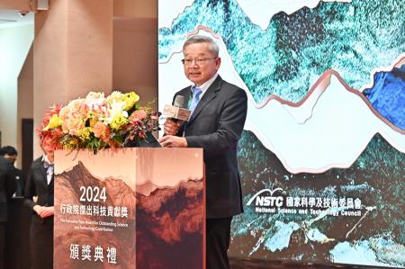 2024年12月18日行政院長卓榮泰出席「2024年行政院傑出科技貢獻獎」頒獎典禮S__21881030_0　共6張