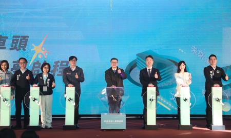2024年12月28日行政院長卓榮泰出席「飛越車頭 圓夢啟程–高雄新車站廣場成圓天棚啟用典禮」。　共9張