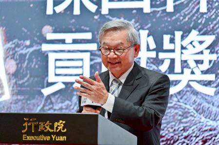 2025年12月18日行政院長卓榮泰出席「2025年行政院傑出科技貢獻獎」頒獎典禮 　共5張