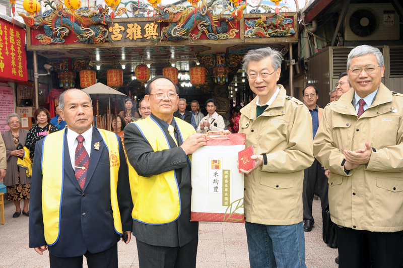 陳揆向執勤員警拜年並前往興雅福德宮參拜祈福 　共1張