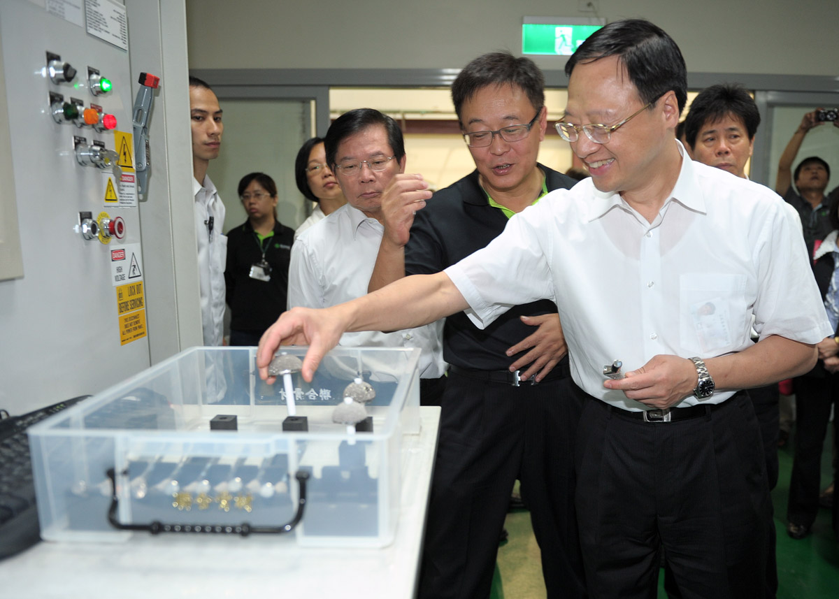 江揆參訪聯合骨科器材公司 肯定生技醫療中小企業 　共1張