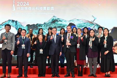 2024年12月18日行政院長卓榮泰出席「2024年行政院傑出科技貢獻獎」頒獎典禮S__21881034_0　共6張