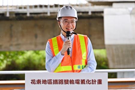 2024年10月26日行政院長卓榮泰視察花東地區鐵路雙軌電氣化計畫。　共10張