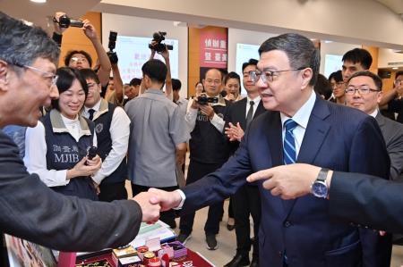 2024年8月9日行政院長卓榮泰出席「法務部調查局偵辦重大電信詐欺案件暨臺美合作破獲跨境機房」成果記者會。　共8張