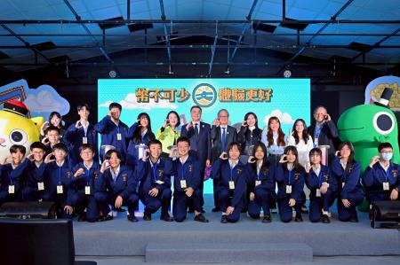 2025年12月29日行政院長卓榮泰出席115年「文化新世代：幣不可少，體驗更好」記者會 　共5張