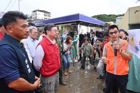 2025年11月12日行政院長卓榮泰視察蘇澳市區民宅淹水及下水道排水改善　共9張