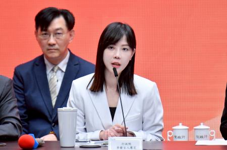 2025年11月27日行政院長卓榮泰出席行政院院會後記者會_第3980次會議_ _5_ 　共10張