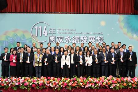 2025年12月8日行政院副院長鄭麗君出席114年國家永續發展獎頒獎典禮。　共6張