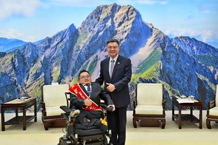 卓院長今（1）日接見國際青年商會中華民國總會「第62屆十大傑出青年當選人」照片_2 共10張　共10張